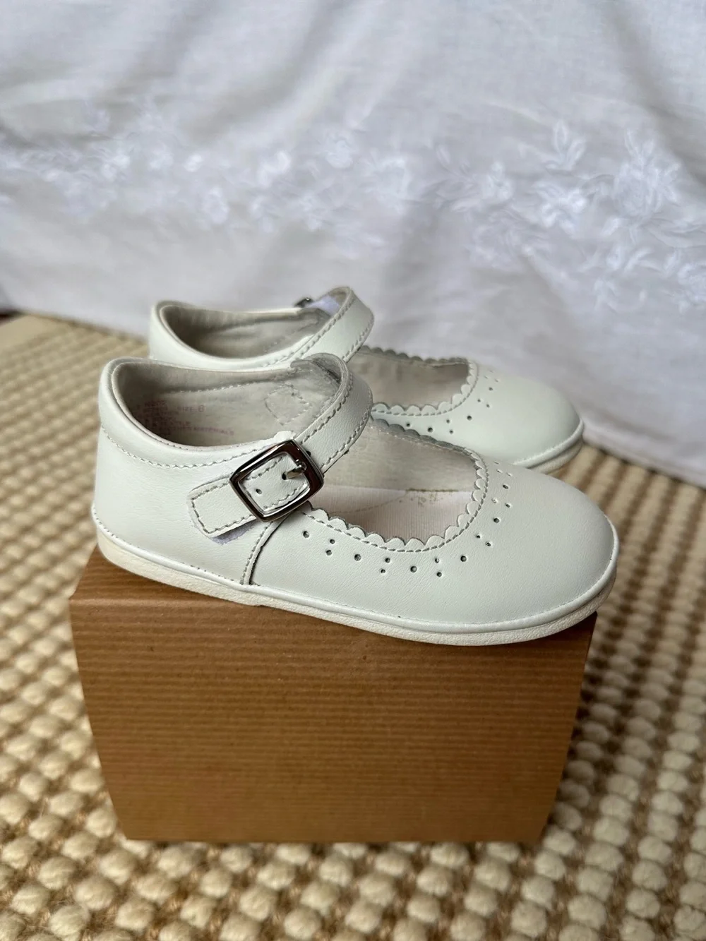 L’amour Scarlett Scalloped Mary Jane size 6 (Toddler) in white
